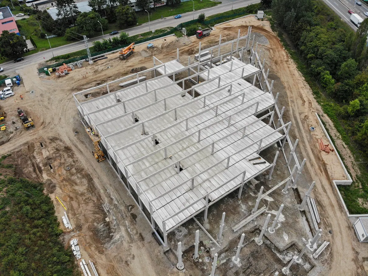 Kompletní vícepodlažní skelety – Skelet v průběhu montáže