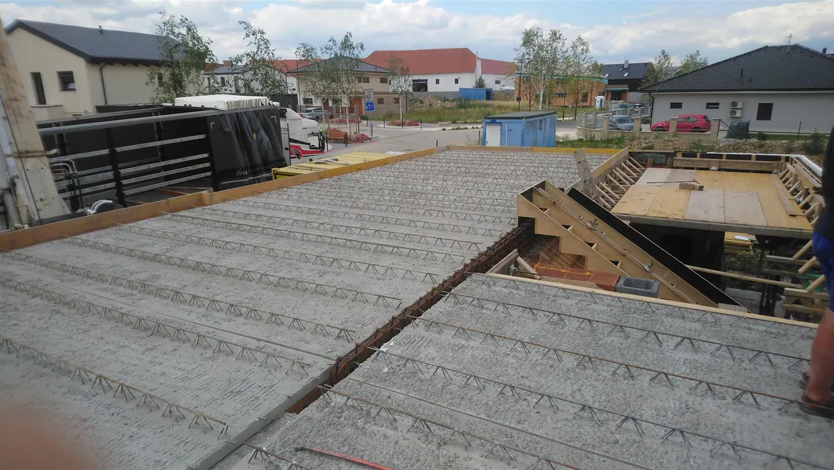 Spřažené stropní desky FILIGRAN – RD Újezd u Průhonic – okraj stropu s bedněním