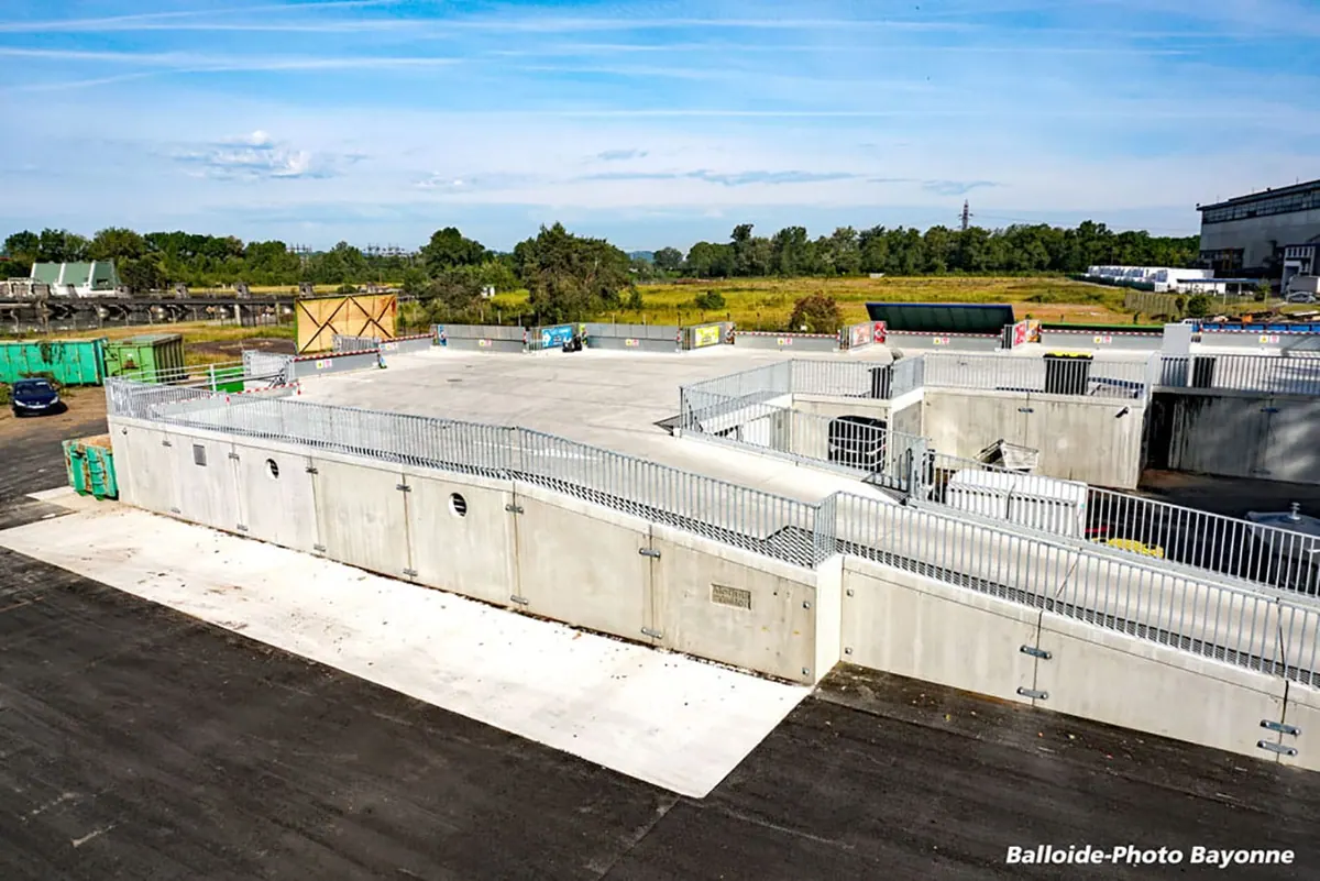 Prefabrikované sběrné dvory MODULO – Déchèterie Pardies (Francie) – železobetonová konstrukce dvora