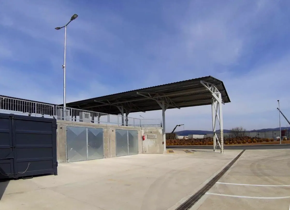 Prefabrikované sběrné dvory MODULO – Kontejnerová stání pod horní plošinou