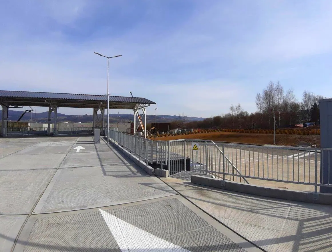 Prefabrikované sběrné dvory MODULO – Horní plošina se zábradlím