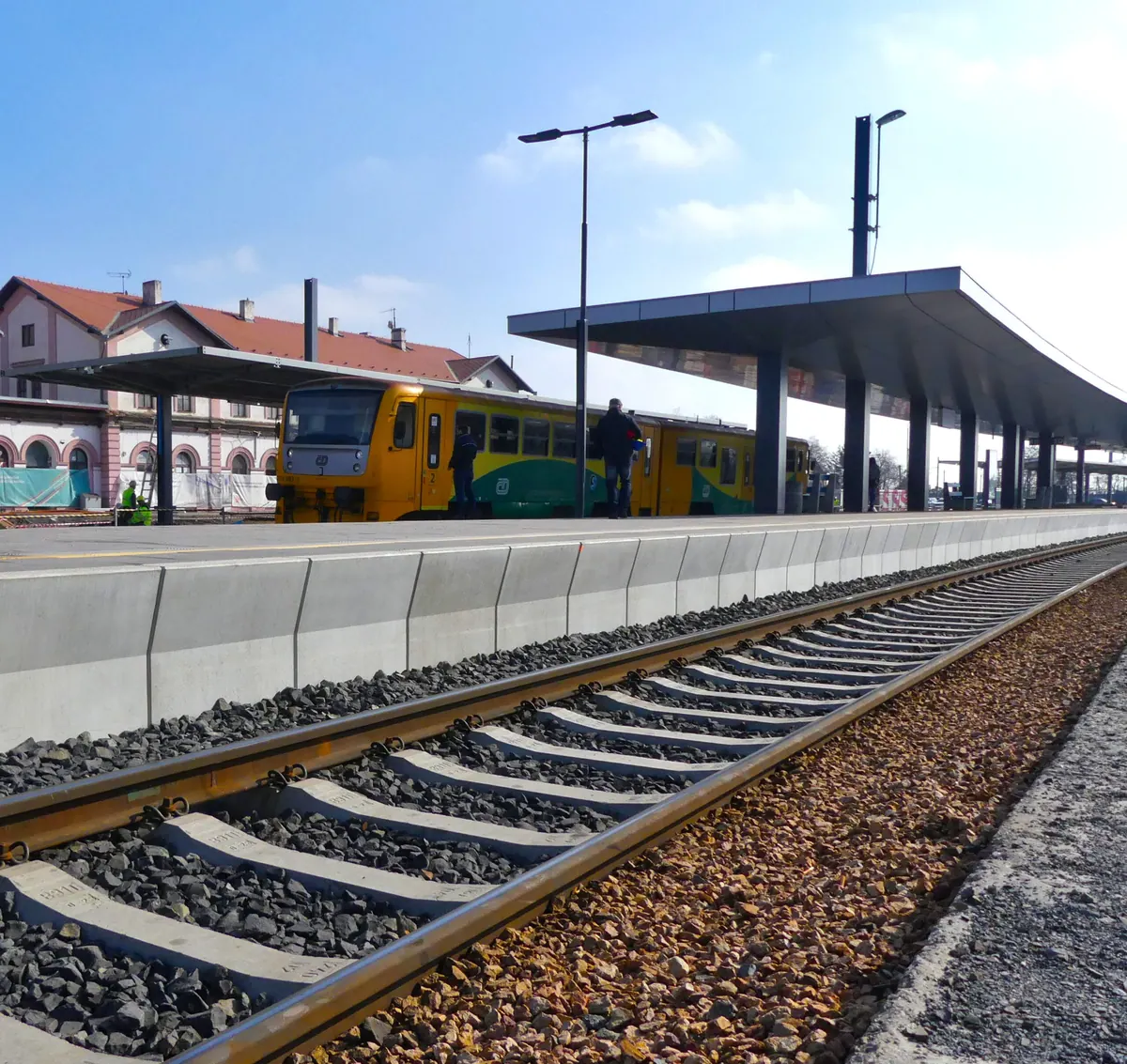 Nástupištní desky – Nástupiště s přístřeškem