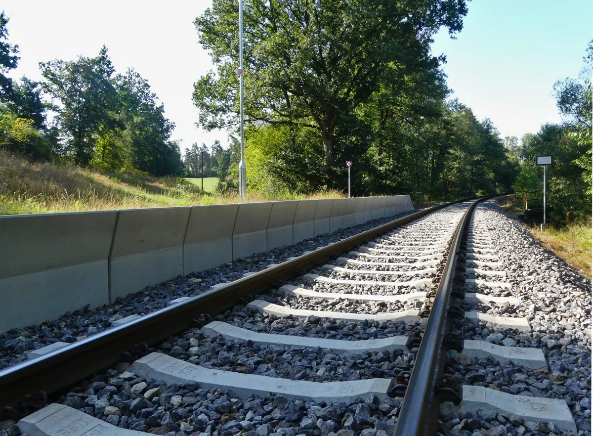 Nástupištní hrany UB – Nástupištní hrany podél koleje