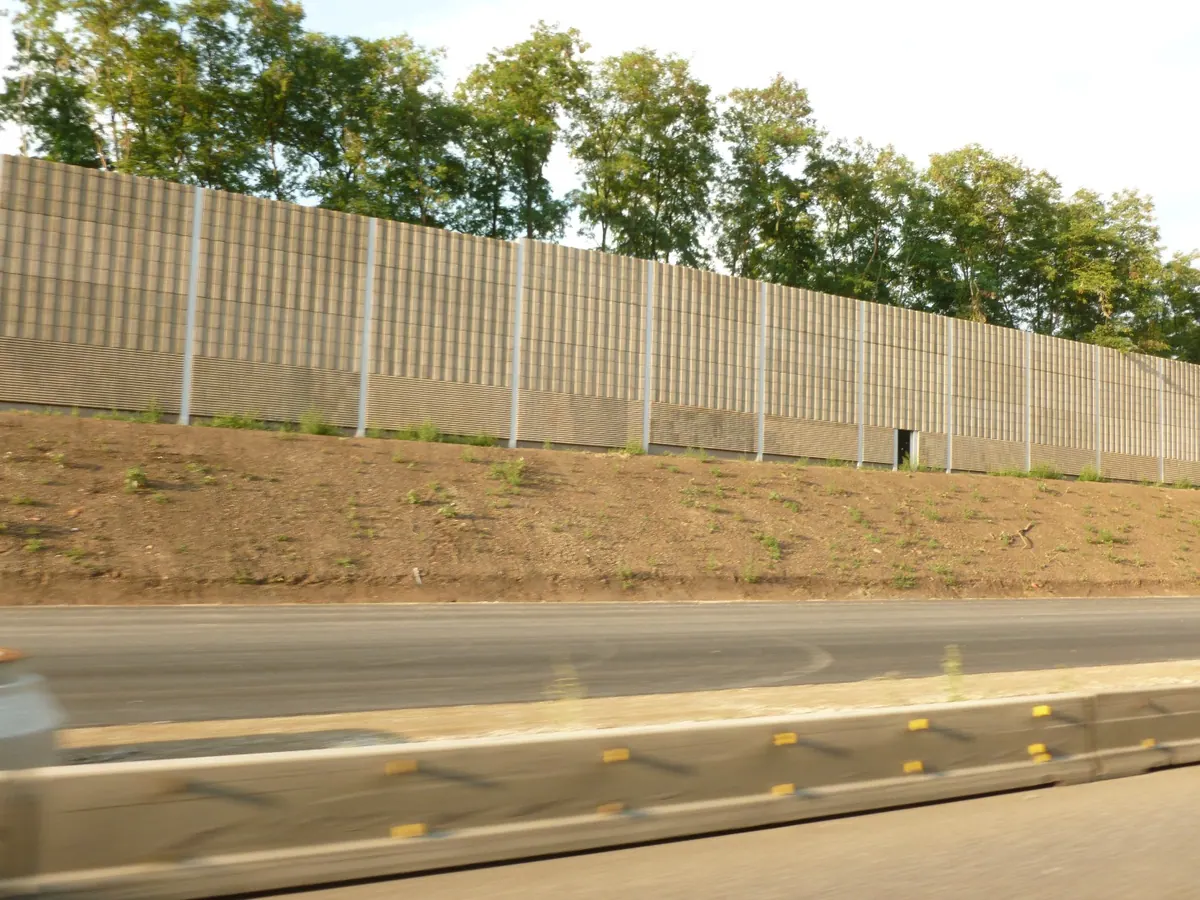 Soklové panely – A6 Německo, Wiesloch – hliníkové panely na betonovém soklu