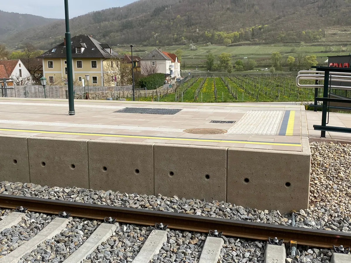 Nástupištní hrany UB – Historické nádraží Wachau (Rakousko) – systém UB